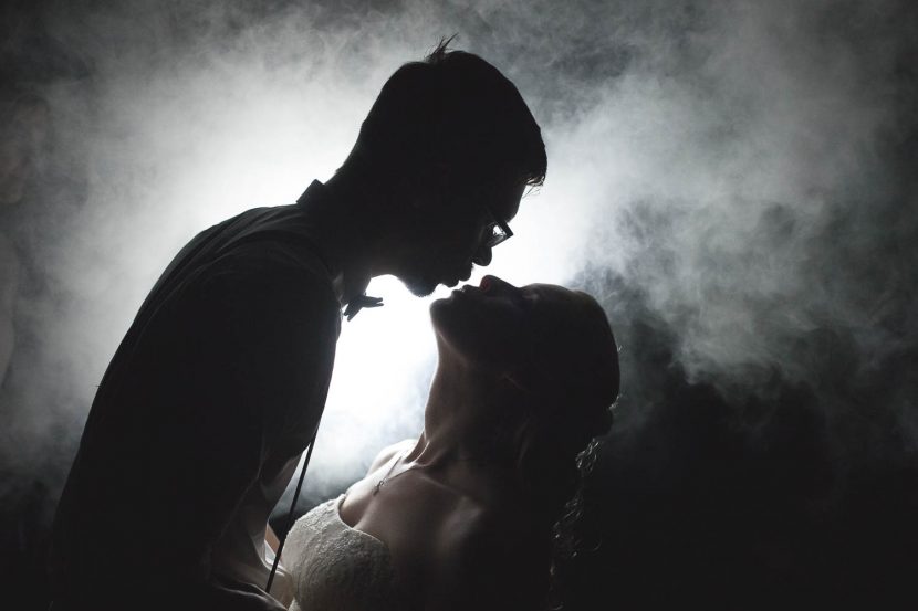 Ausgefallene Hochzeitsfotos Brautpaar Kuss