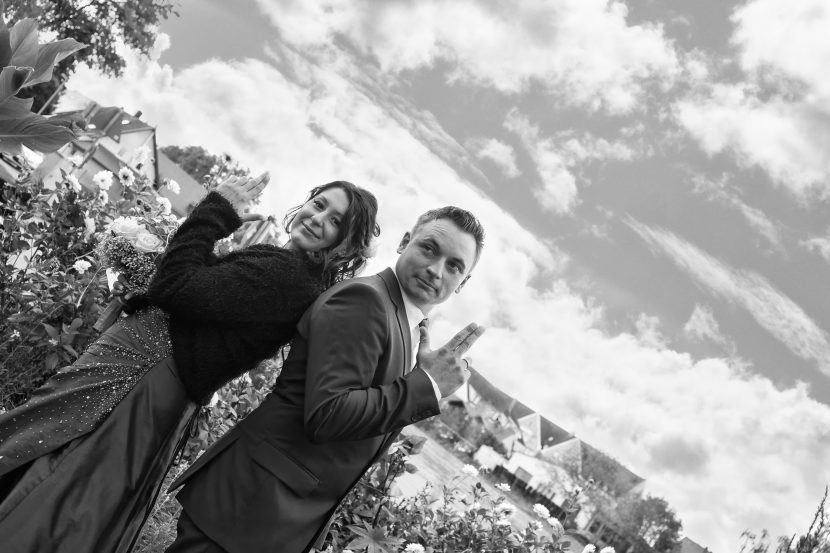 Fotograf hält Ehepaar vor Standesamt beim Hochzeitsshooting fest