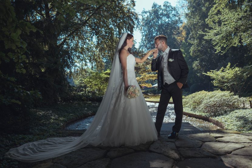 Professionelle Hochzeitsfotografie, Ehepaar Handkuss Botanischer Garten Augsburg, Zammgfasst fotografie, brautkleid, brautstrauß