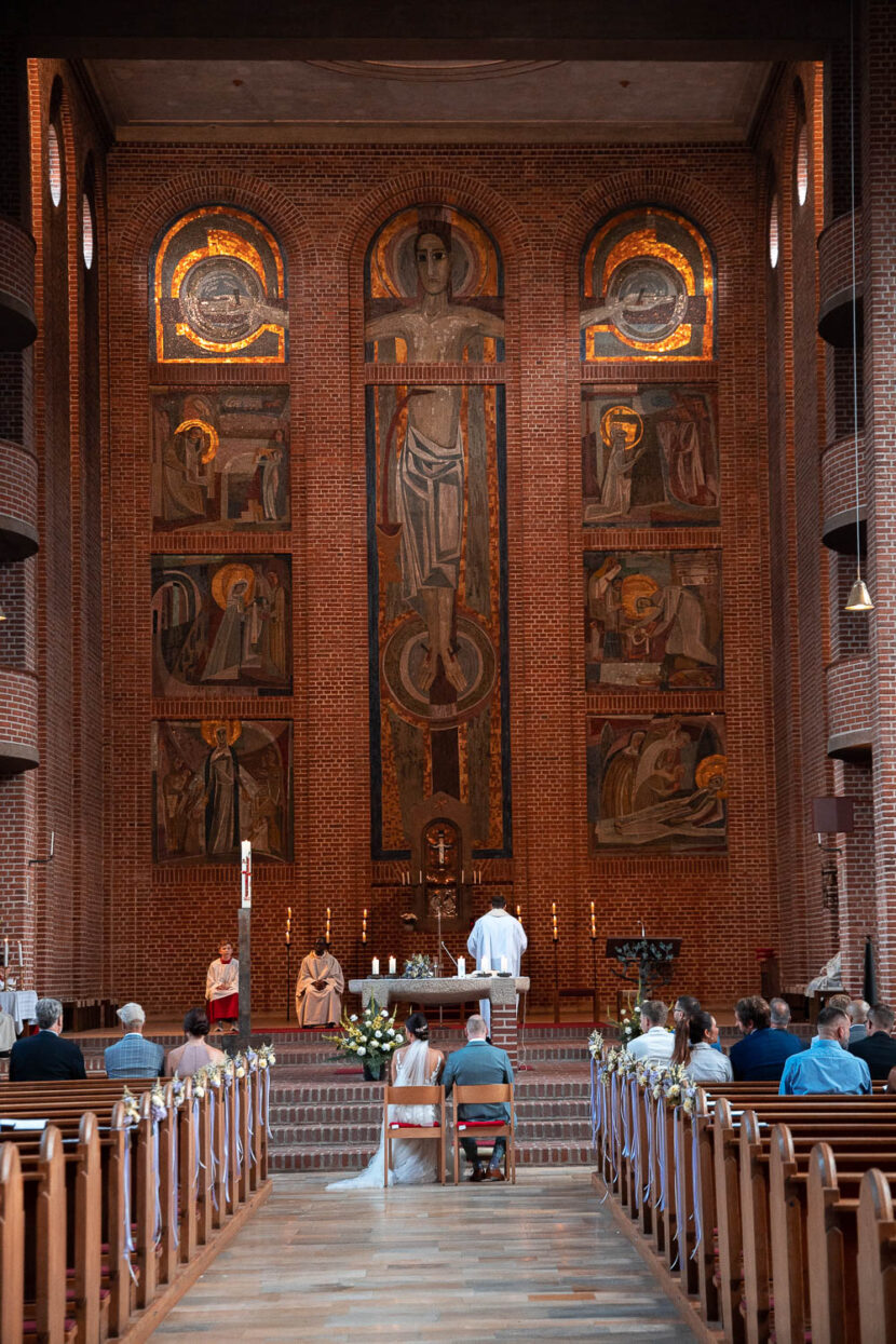 Hochzeitspaar in Kirche Bayern