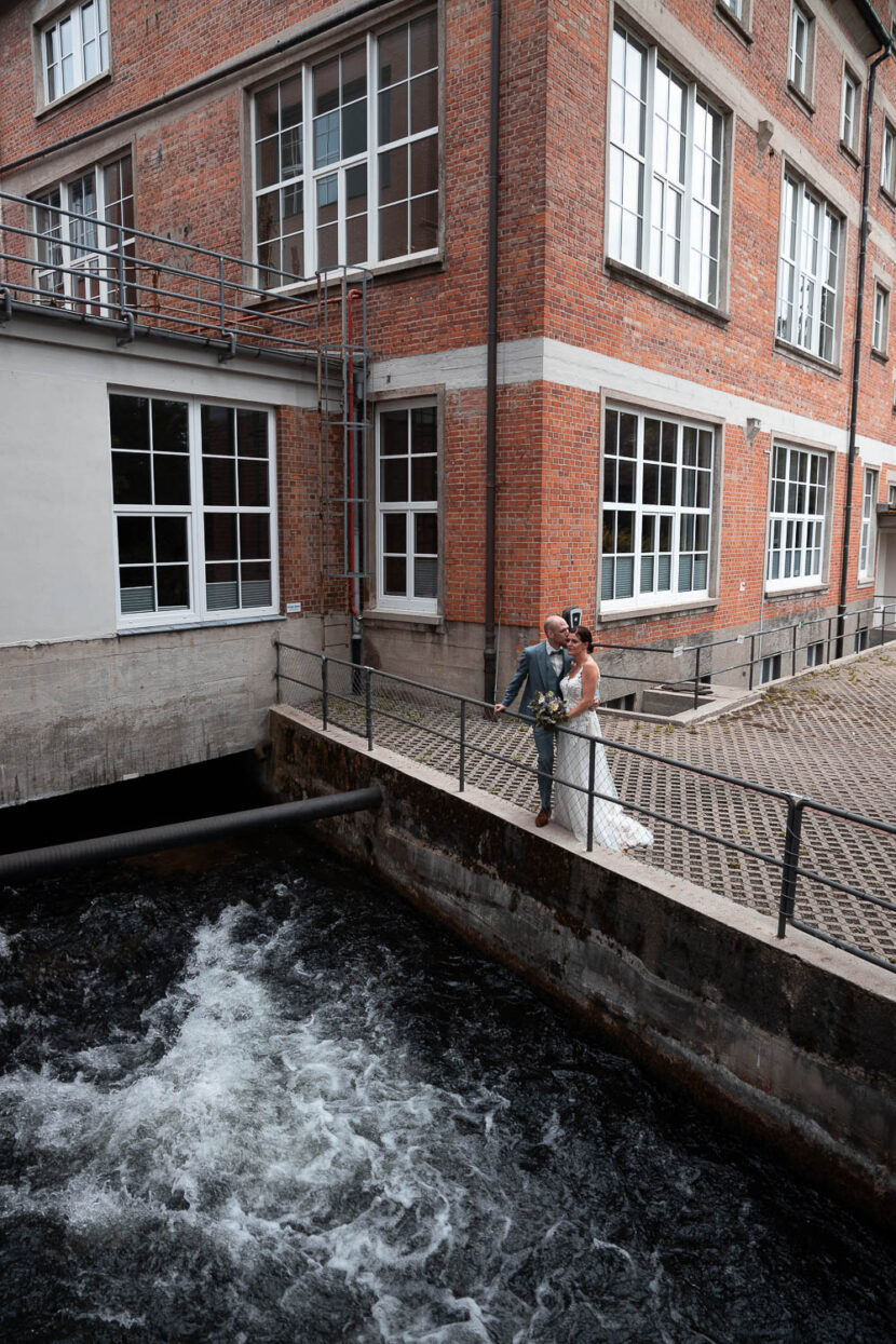 Hochzeitspaar beim fotoshooting