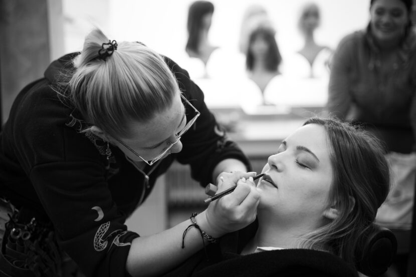 Hochzeitsfotograf Augsburg Getting Ready Braut schminken