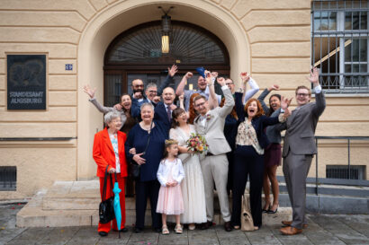 Hochzeitsgruppe vor dem Standesamt Augsburg
