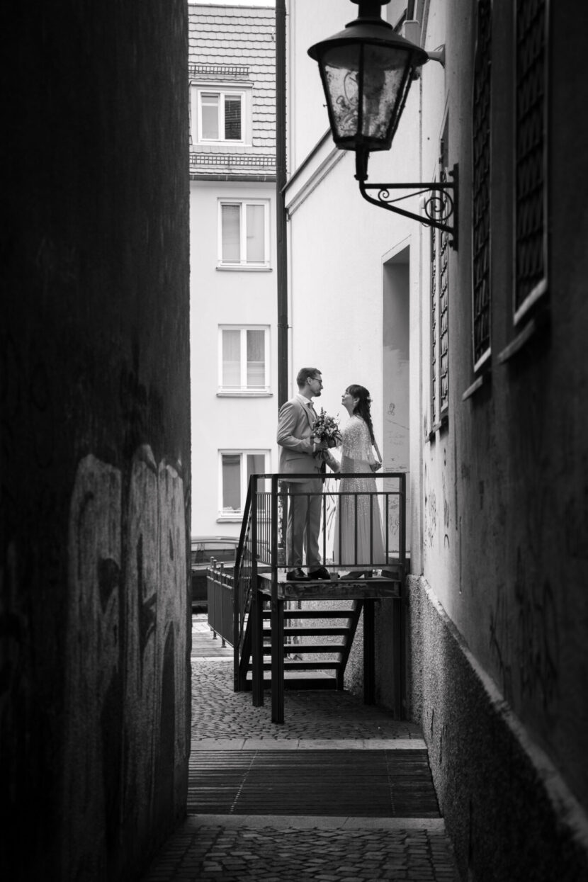 Brautpaar in einer historischen Gasse der Augsburger Altstadt