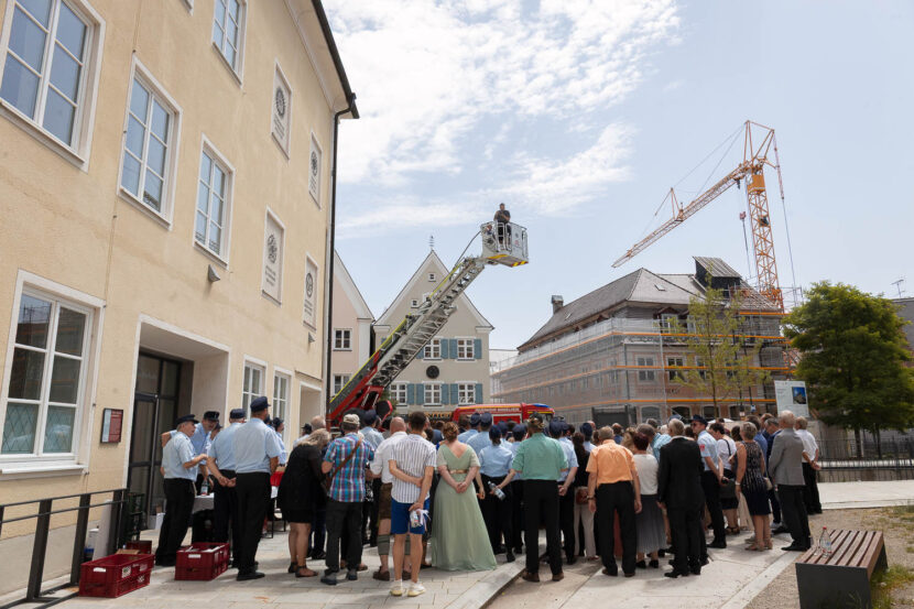 Hochzeitsfotograf auf Feuerwehrleiter im Einsatz
