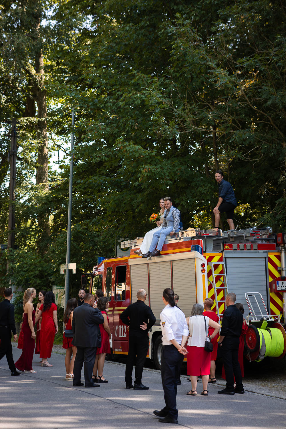 Hochzeitsfotograf Augsburg auf Feuerwehrauto