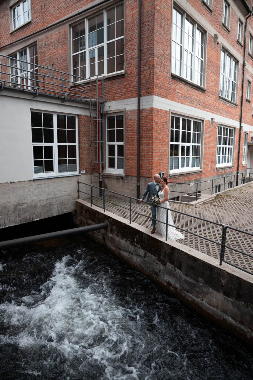 Hochzeitspaar beim fotoshooting